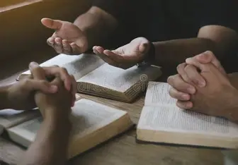 Resultado de imagem para Fotos Pessoa Lendo a Biblia