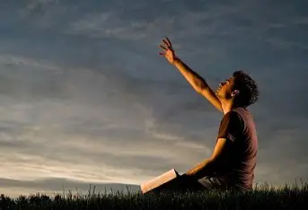 Resultado de imagem para imagens de pessoas orando