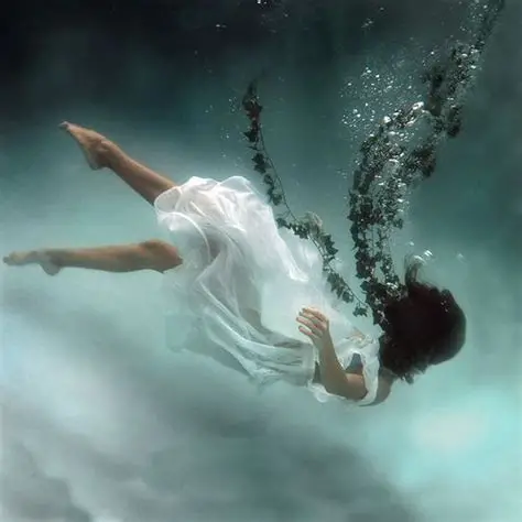 Veja os detalhes da imagem relacionada. Person Falling Underwater